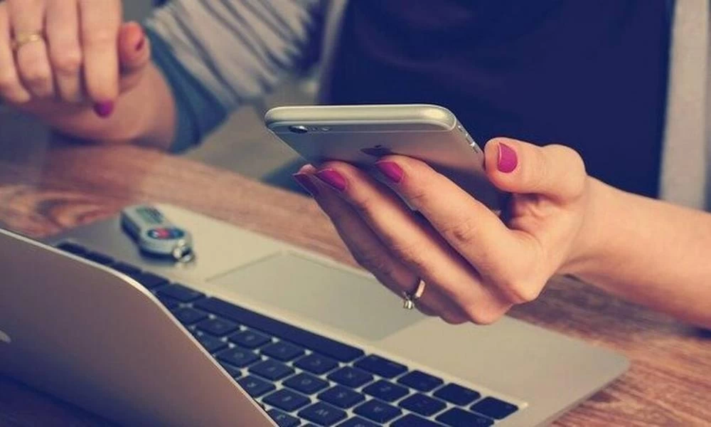 Μεγάλη απάτη: Της έστειλαν αυτό το μήνυμα στο κινητό τηλέφωνο και της αφαίρεσαν 12.500 ευρώ